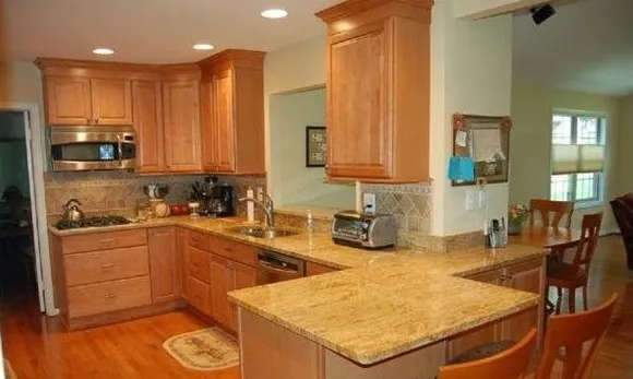 Гранит Millenium Gold в интерьере (столешница)